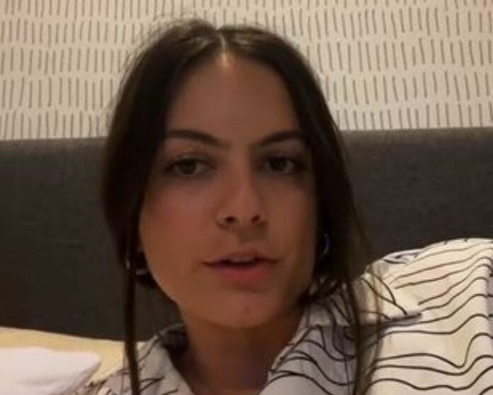 Mujer sale de fiesta con sus amigas, revisa su cuenta y descubre que debe 50 mil mdd