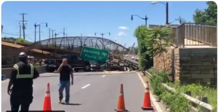 VIDEO: Colapsa puente peatonal sobre autopista de Washington