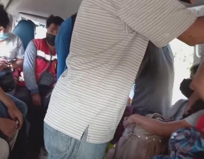 A riesgo de semáforo rojo, se rompe sana distancia en transporte público playense