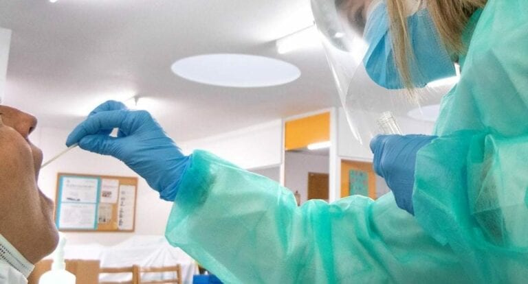 Una persona pasará hasta un año en la cárcel debido a que presentó una prueba de Covid-19 falsa; es la primera sentencia en su tipo