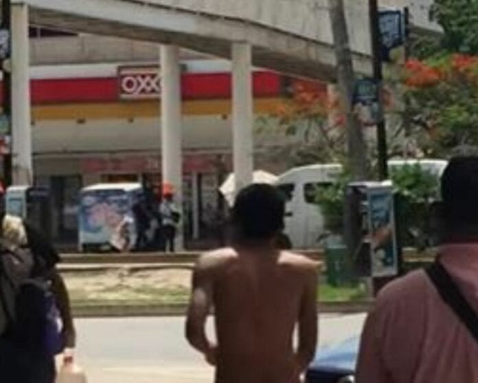 Video: Captan a hombre caminando desnudo por el centro de Cancún