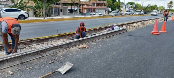 Con una inversión total de 12 millones 484 mil 466 pesos, el Gobierno de Tulum construye guarniciones y banquetas en la colonia Tumben Kaa y las Regiones 2 y 3 para brindar infraestructura digna y funcional a más de dos mil 800 familias.