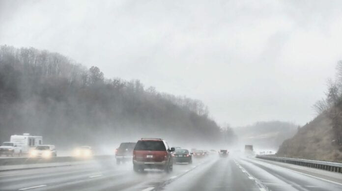 Crecen accidentes viales entre 15 y 20% en época de lluvias; te decimos cómo prevenirlos