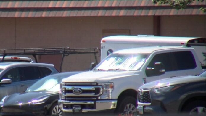 Anciana muere dentro de vehículo, su hijo la dejó ahí porque debía ir a trabajar