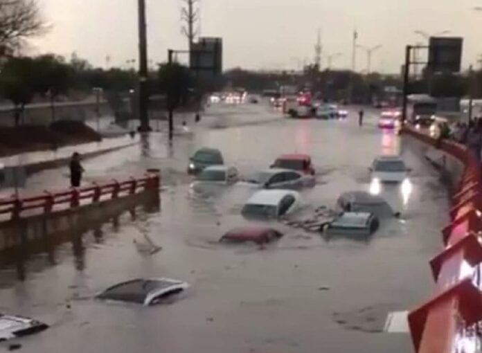 Caos en Monterrey por intensas lluvias