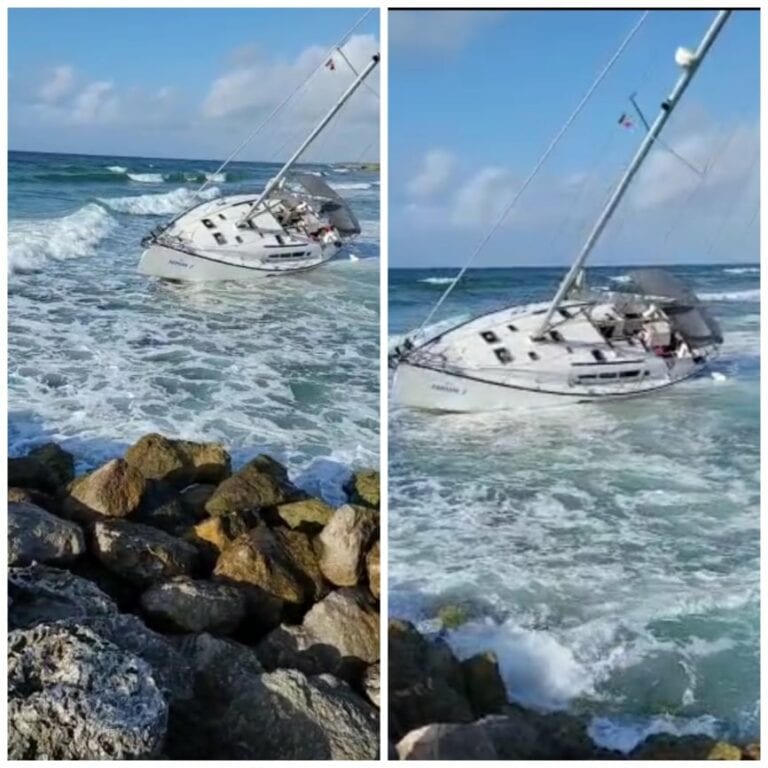 Encalla embarcación en zona rocosa de Puerto Aventuras debido a fuertes vientos