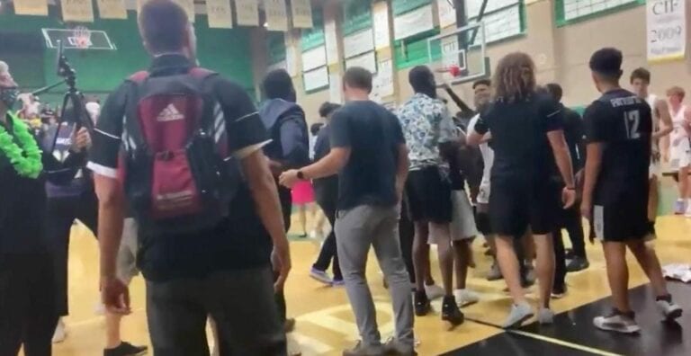 En un lamentable acto racista, unos jóvenes deportistas les arrojaron tortillas a un equipo de origen latino de basquetbol en EU