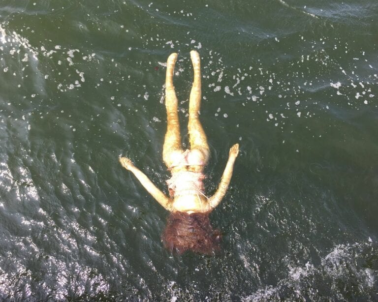 Realizan intenso operativo de rescate para rescatar cuerpo, era una muñeca sexual