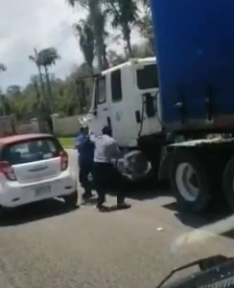 Conductores terminan a golpes por rebasarse en el socavón