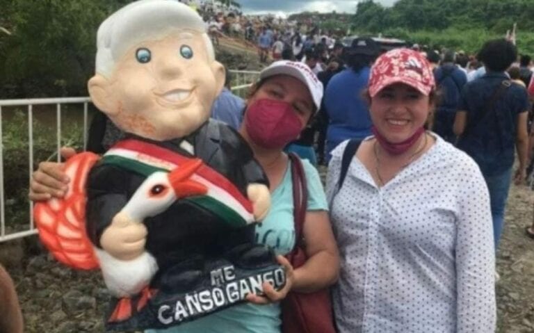 Una mujer llevó una alcancía de AMLO para que la firmara el propio presidente; ese fue el regalo para su esposo por el Día del Padre