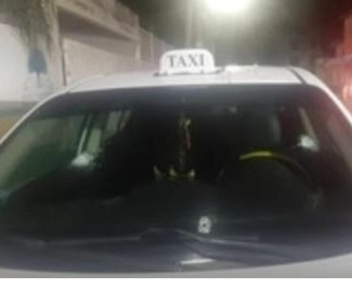 Sicarios intentan ejecutar a balazos a taxista en centro de Playa del Carmen
