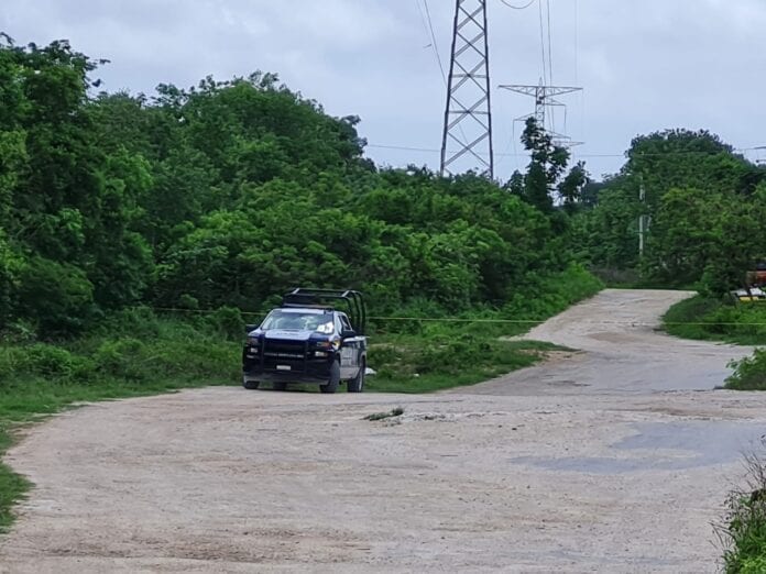 Un ejecutado por dos balazos, fue hallado esta mañana tirado en un camino de terracería en la colonia Generación 2000 de Cancún