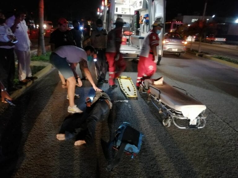 Van de Xcaret atropella a una persona en Playa del Carmen