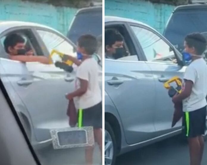VIDEO: Niño regala juguete a un pequeño limpiaparabrisas y juegan juntos