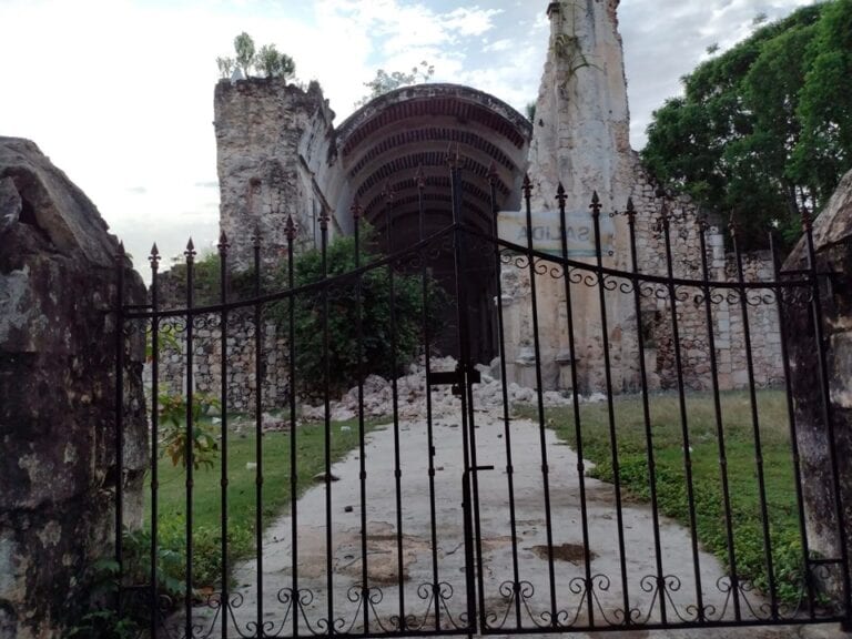 Colapsa finalmente fachada de histórica iglesia en Tihosuco