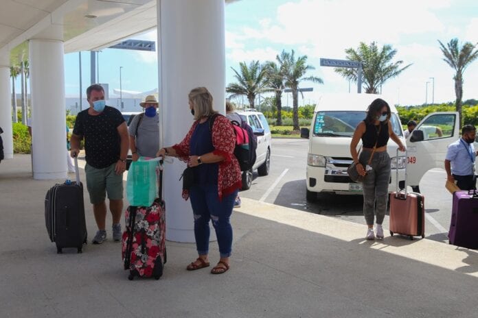 Continúa el aeropuerto de Cancún con buenas cifras de llegada de turistas; otra vez hay más de 400 vuelos programados