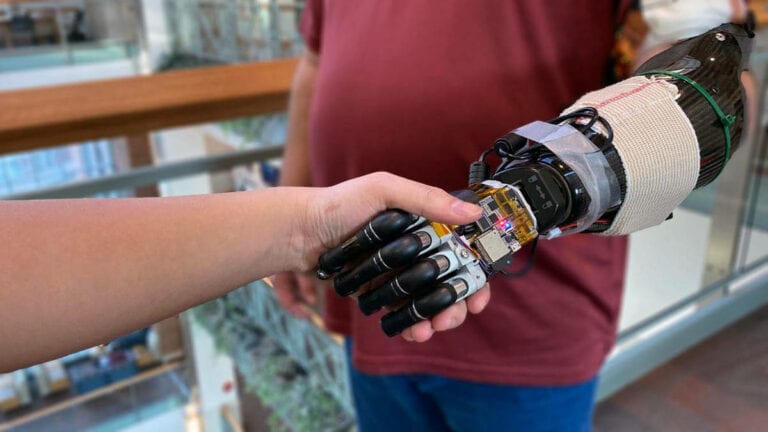 Esta es la mano robótica que ha sido desarrollada y que responde a las órdenes que le da el cerebro, también da señales de tacto