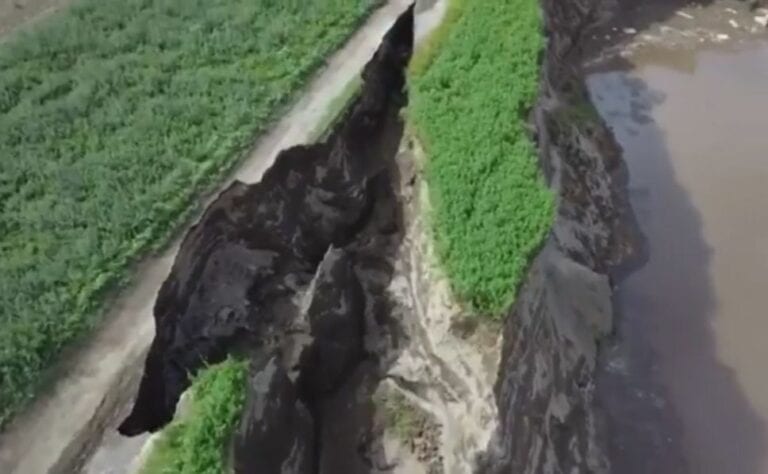 VIDEO: Se abren nuevas grietas en el socavón de Puebla; autoridades amplían perímetro