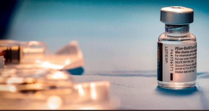La empresa Pfizer ya está analizando cuándo podría aplicarse una tercera dosis de refuerzo a quienes ya recibieron las dos primeras
