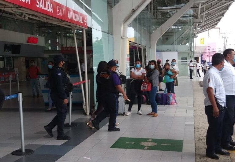 Policías de Cancún impiden que menor huya de la ciudad con sujeto que conoció por Facebook