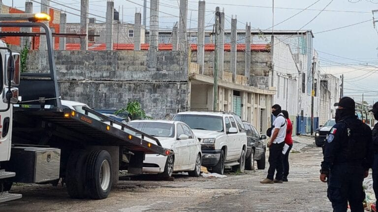 Irrumpe Policía Ministerial en un deshuesadero en Cancún