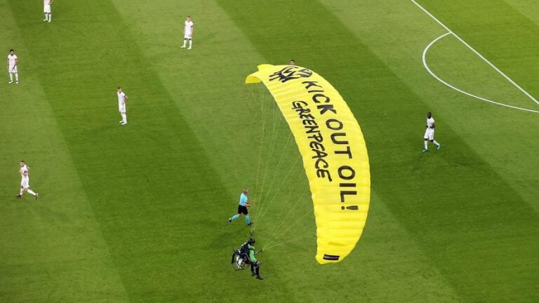 Un activista se cuela en parapente en partido de fútbol con un cartel contra Volkswagen