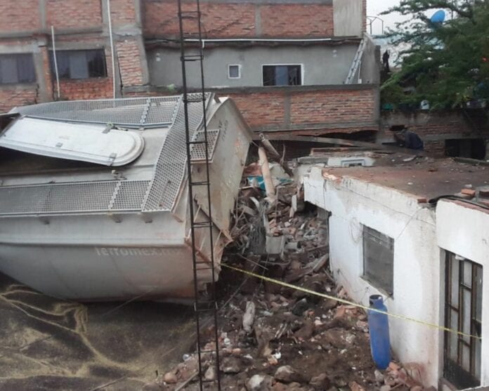 VIDEOS: Se descarrila tren en Jalisco e impacta contra viviendas, hay un fallecido