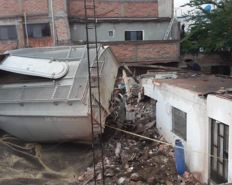VIDEOS: Se descarrila tren en Jalisco e impacta contra viviendas, hay un fallecido