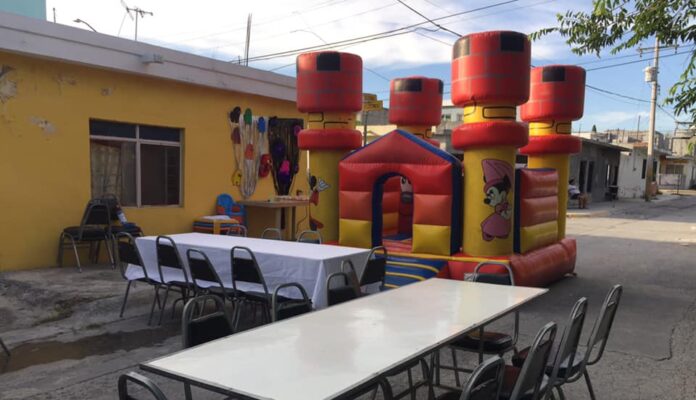Madre publica en Facebook invitación a fiesta de sus hijos, se vuelve viral y llega mucha gente