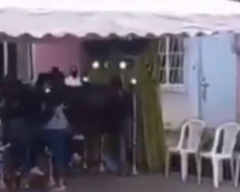 Suspenden sepelio de un joven porque 'se movió' y lo velan para ver si reacciona