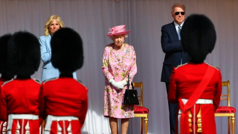 Biden rompe el protocolo real británico al revelar que Isabel II le preguntó sobre Putin y Xi Jinping