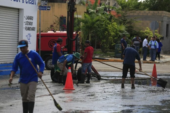Diversas labores realiza personal del Ayuntamiento para atender las afectaciones causadas por las lluvias en Playa del Carmen