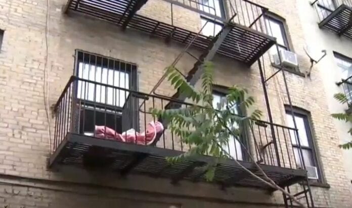 Madre con inestabilidad mental lanza por la ventana del edificio a su hija de 4 meses