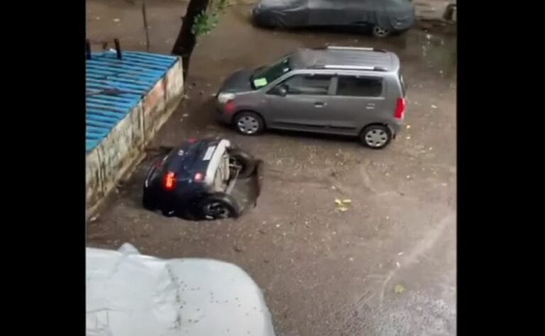 Video: Auto es tragado por un socavón y el dueño graba todo el hundimiento