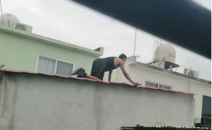 Un sujeto fue captado por vecinos de un fraccionamiento cuando quería robarse ropa interior de mujer; fue entregado a la Policía