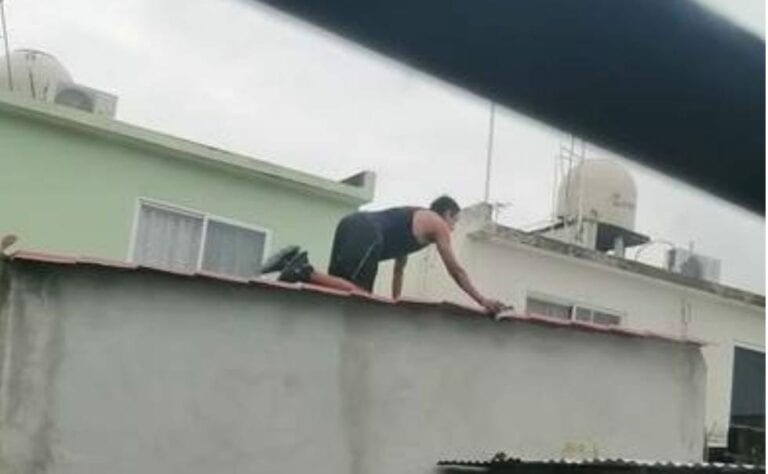 Un sujeto fue captado por vecinos de un fraccionamiento cuando quería robarse ropa interior de mujer; fue entregado a la Policía