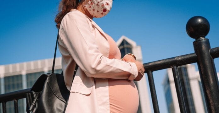 Estudio vincula riesgo de obesidad infantil por respirar aire contaminado durante embarazo