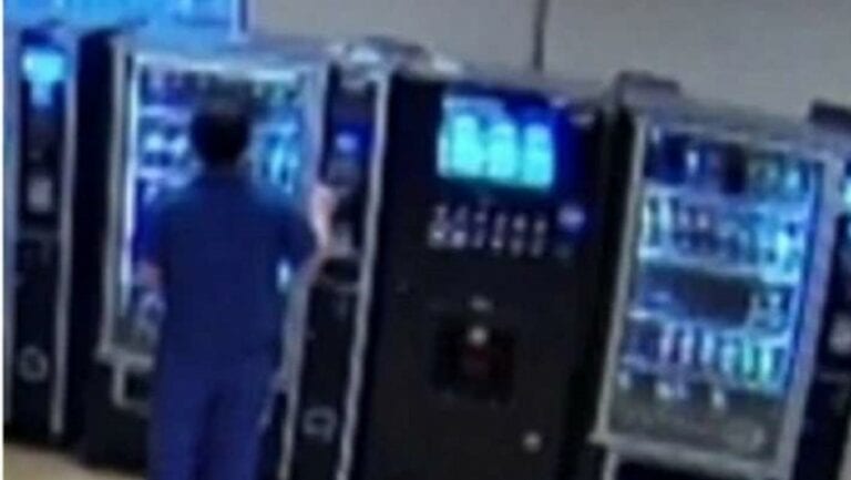 Enfermera compra paquete de papas fritas con tarjeta de paciente recién fallecida