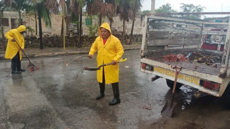 Fuertes lluvias paralizan actividades en Quintana Roo; anticipan más chubascos