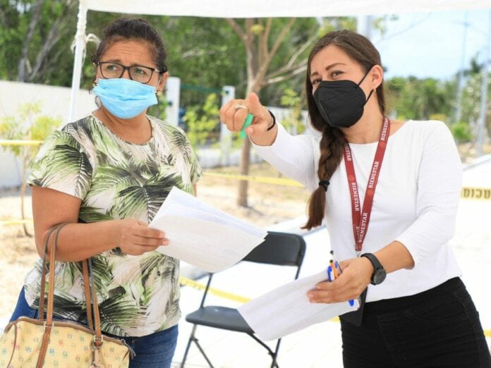 La gente de Playa del Carmen ha estado acudiendo a vacunarse a los tres módulos habilitados para los de 40 a 49 años en dicha localidad