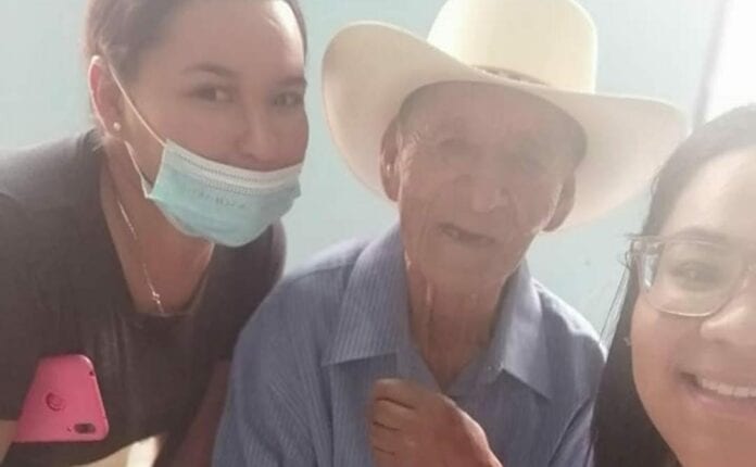 Un abuelito abandonado que vivía en la calle fue adoptado por una familia en Torreón; conoce esta tierna y conmovedora historia
