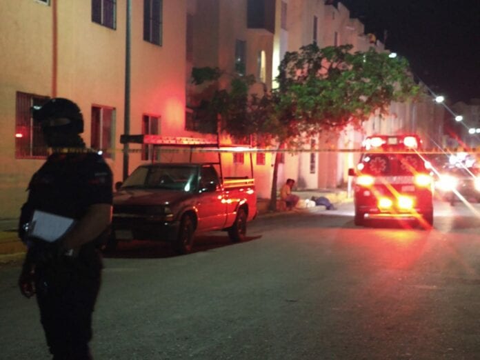 Disparan contra dos hombres y una mujer en fraccionamiento de Cancún