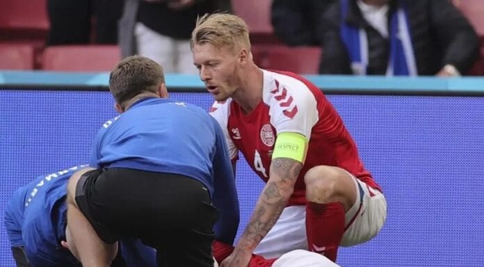 Simon Kjaer socorre a Christian Eriksen junto a los médicos de DinamarcaEFE