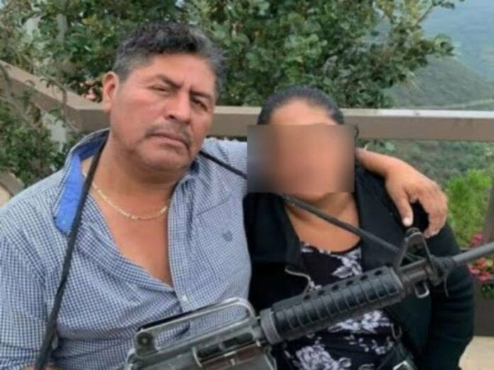 Con una R-15 en mano, candidato perdedor reclama a electores