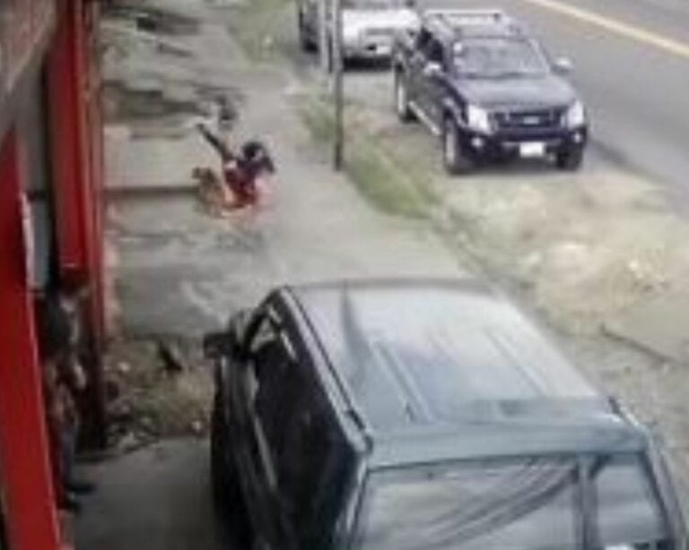 VIDEO: ¡Otra vez! Captan a firulais atropeyando a otra persona que caminaba por la calle