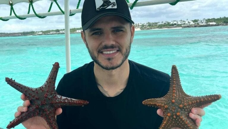 Con todo le han dado en redes al jugador del PSG, Mauro Icardi, luego que sacara unas estrellas de mar para tomarse una fotografía