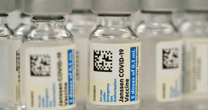 Mientras en muchos países las vacunas no alcanzan, en Estados Unidos millones podrían acabar en la basura. Aún no saben si las podrán donar a otros países. ¿Te parecería justo que se desperdicien?