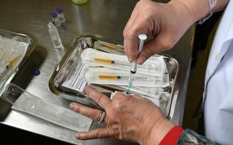 Advierte Cofepris sobre venta de vacunas piratas anti Covid-19