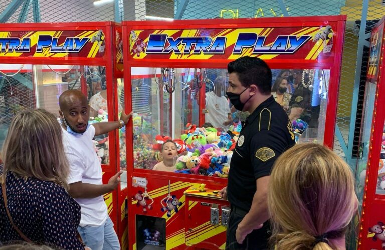 Niño queda atrapado en máquina de peluches y se vuelve viral