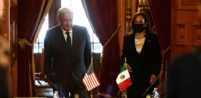 Tras la reunión con AMLO, la vicepresidenta Kamala Harris dio una entrevista donde dice que pidió que no ataque a la prensa y las ONGs